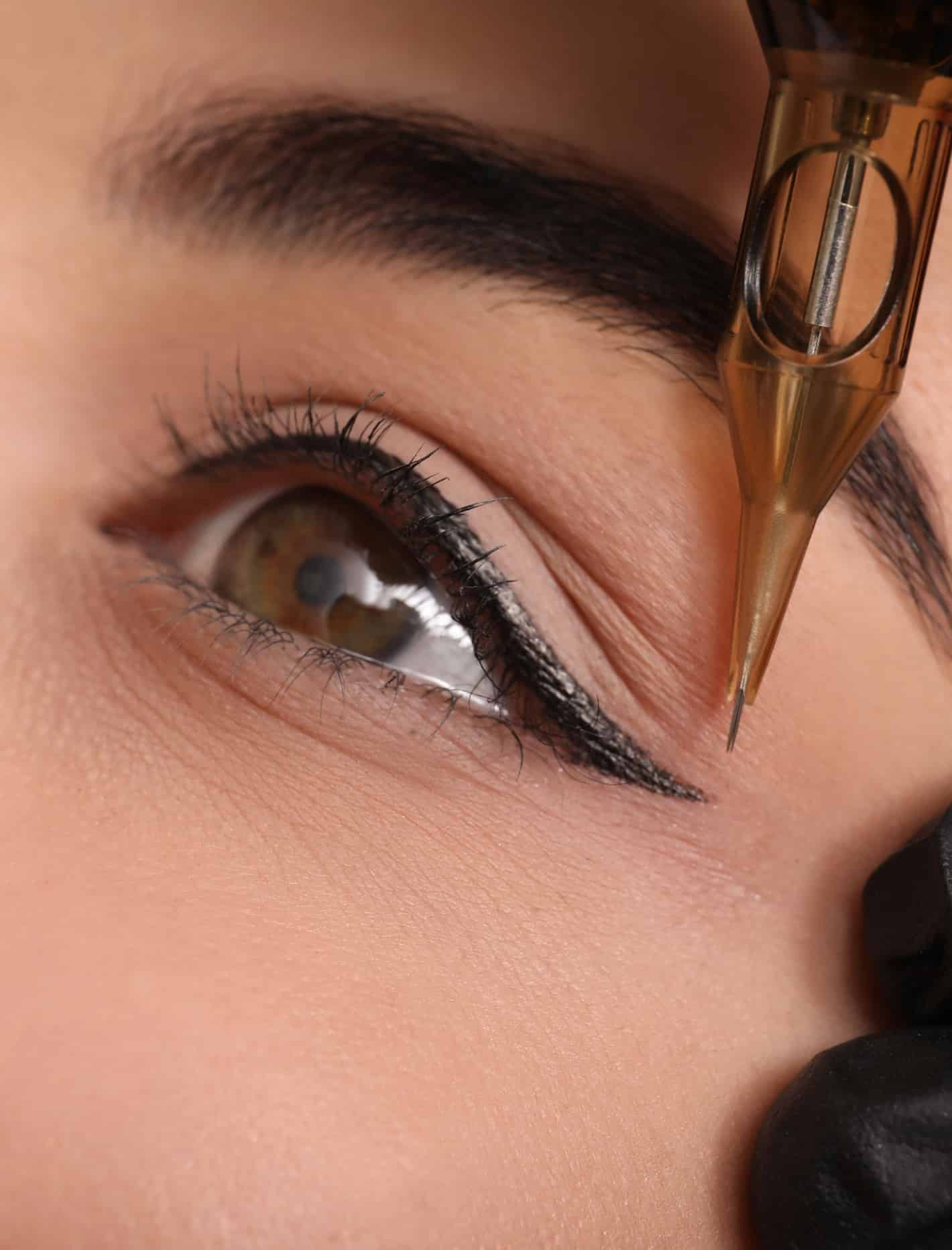 Oeil avec tatouage d'Eyliner permanant fait au centre esthetique et laser Tremoille de paris 8