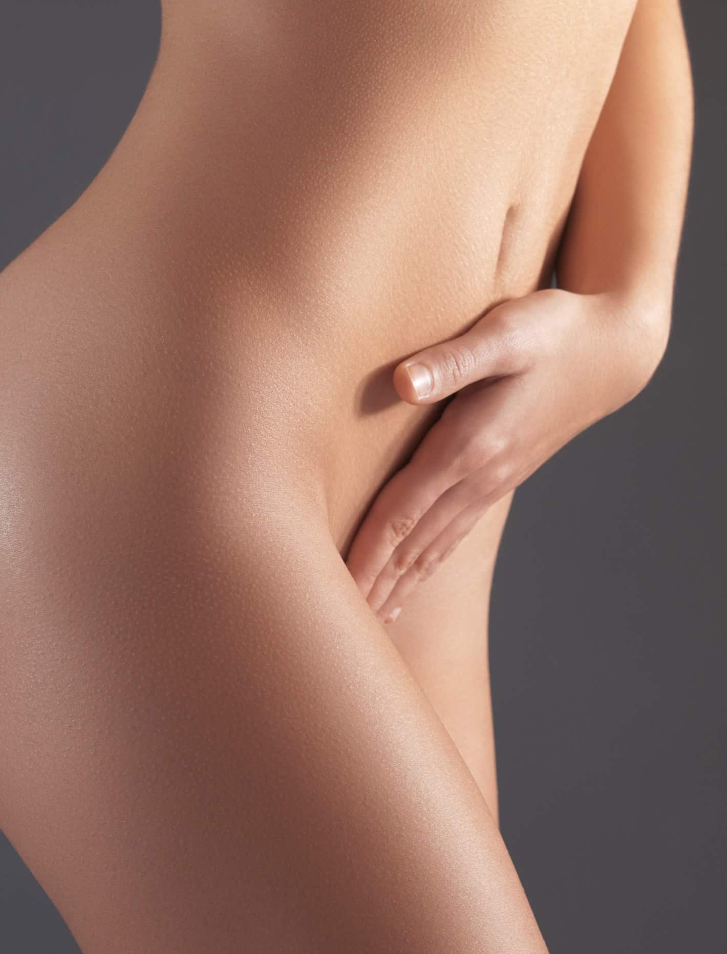 Femme touchant sa partie intime aprés hymenoplastie au centre Esthetique Tremoille Paris 8