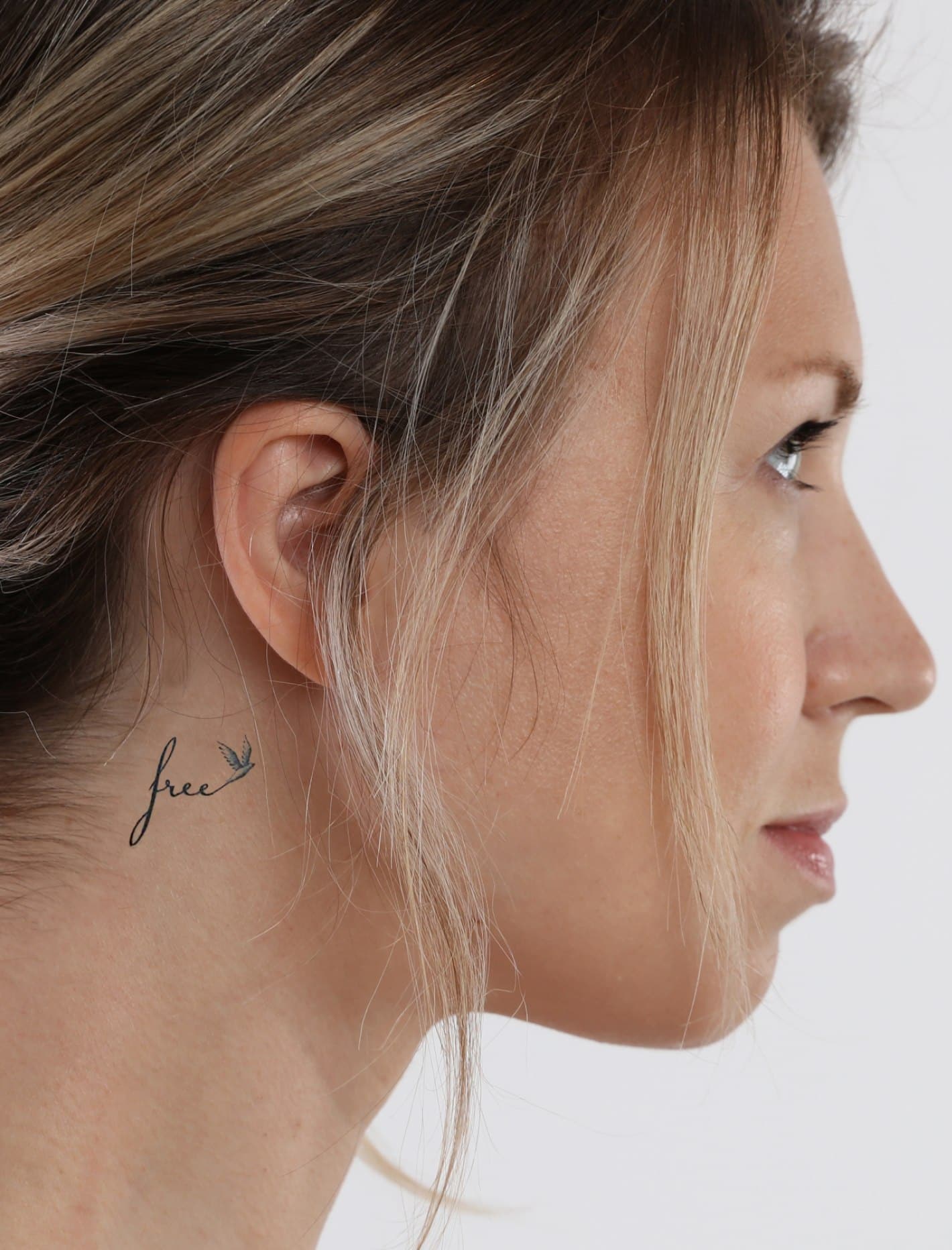Micro tattoo sous l'oreil gauche fait au centre esthetique et laser Tremoille de paris 8