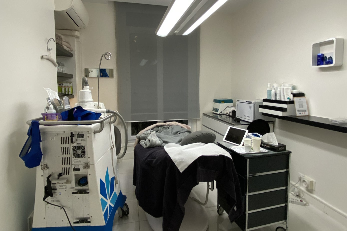 Salle de traitement esthetique avec machine au centre Esthetique tremoille a Paris 8